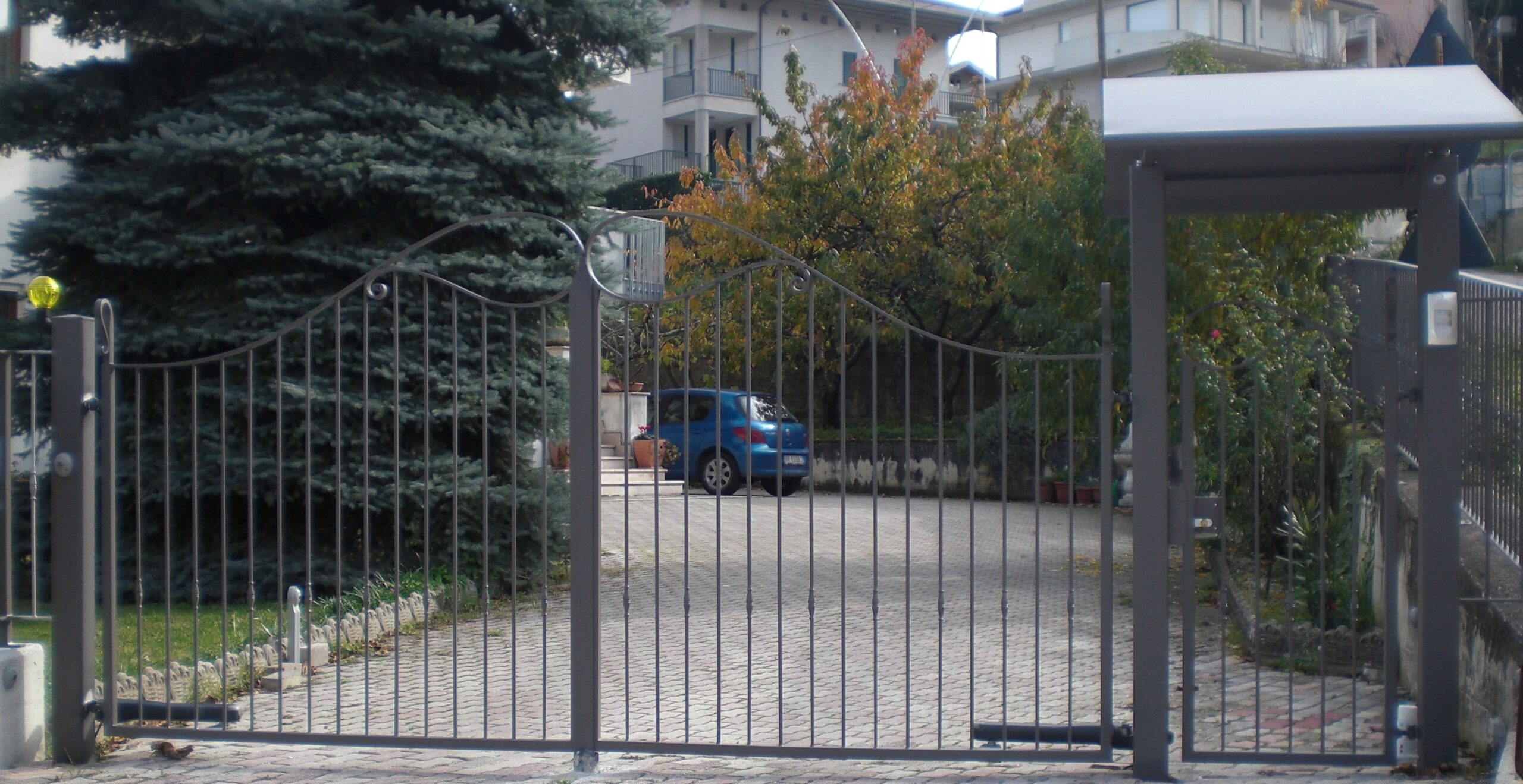 Trattamenti applicati: Zincatura a caldo e verniciatura nei forni a polvere.