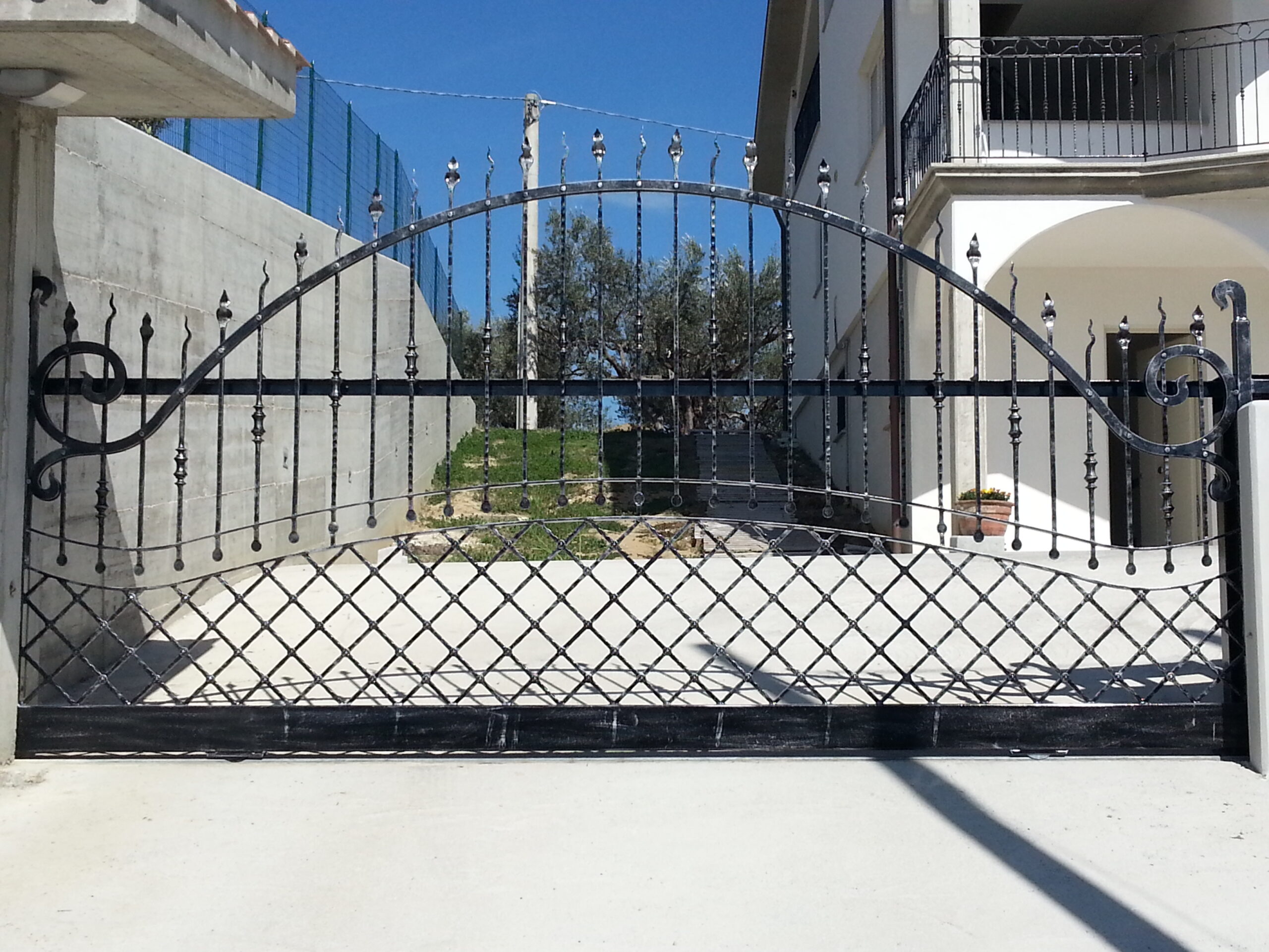 Trattamenti applicati: Zincatura a caldo e verniciatura nei forni a polvere.