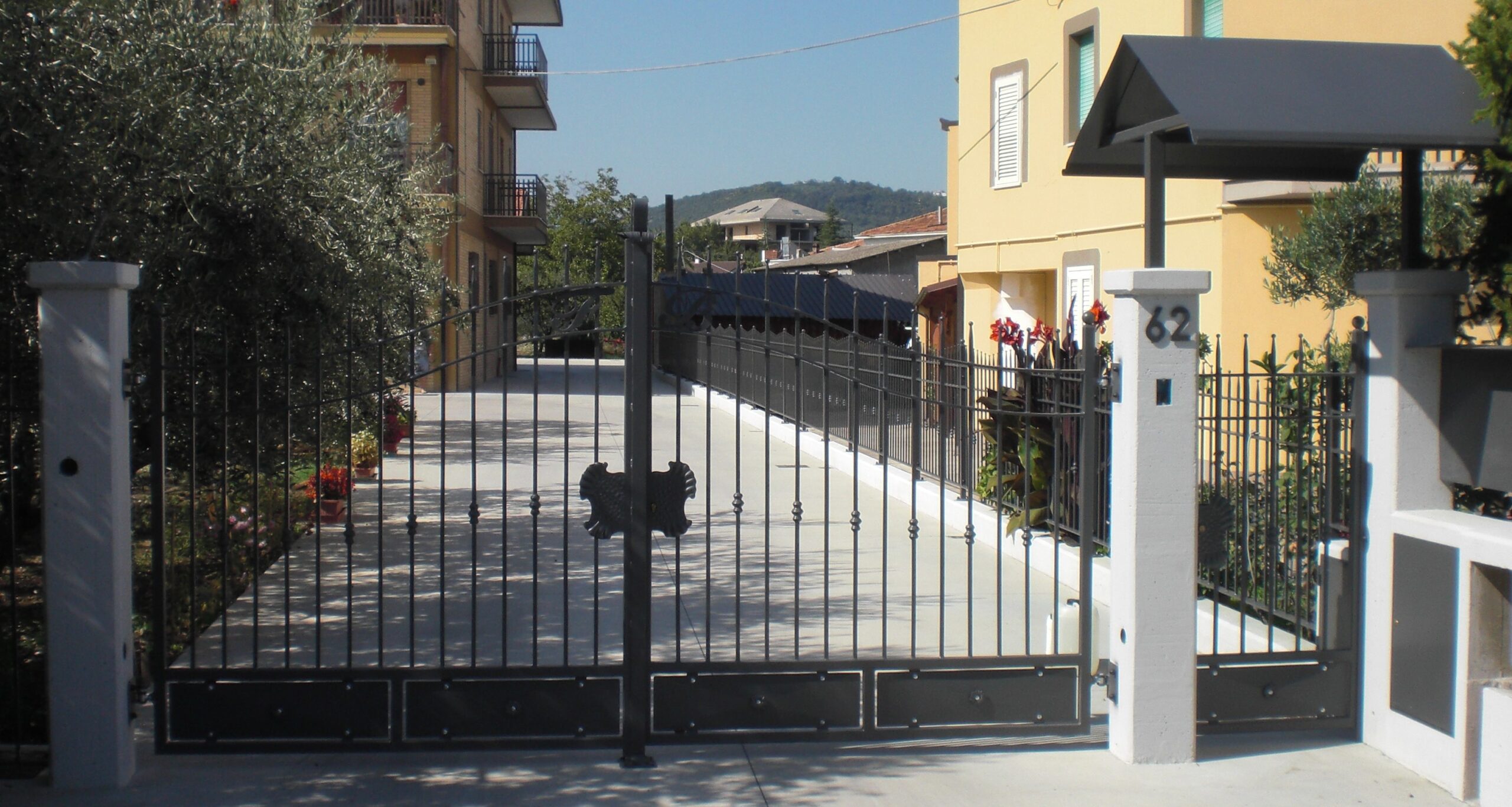 Trattamenti applicati: Zincatura a caldo e verniciatura nei forni a polvere.