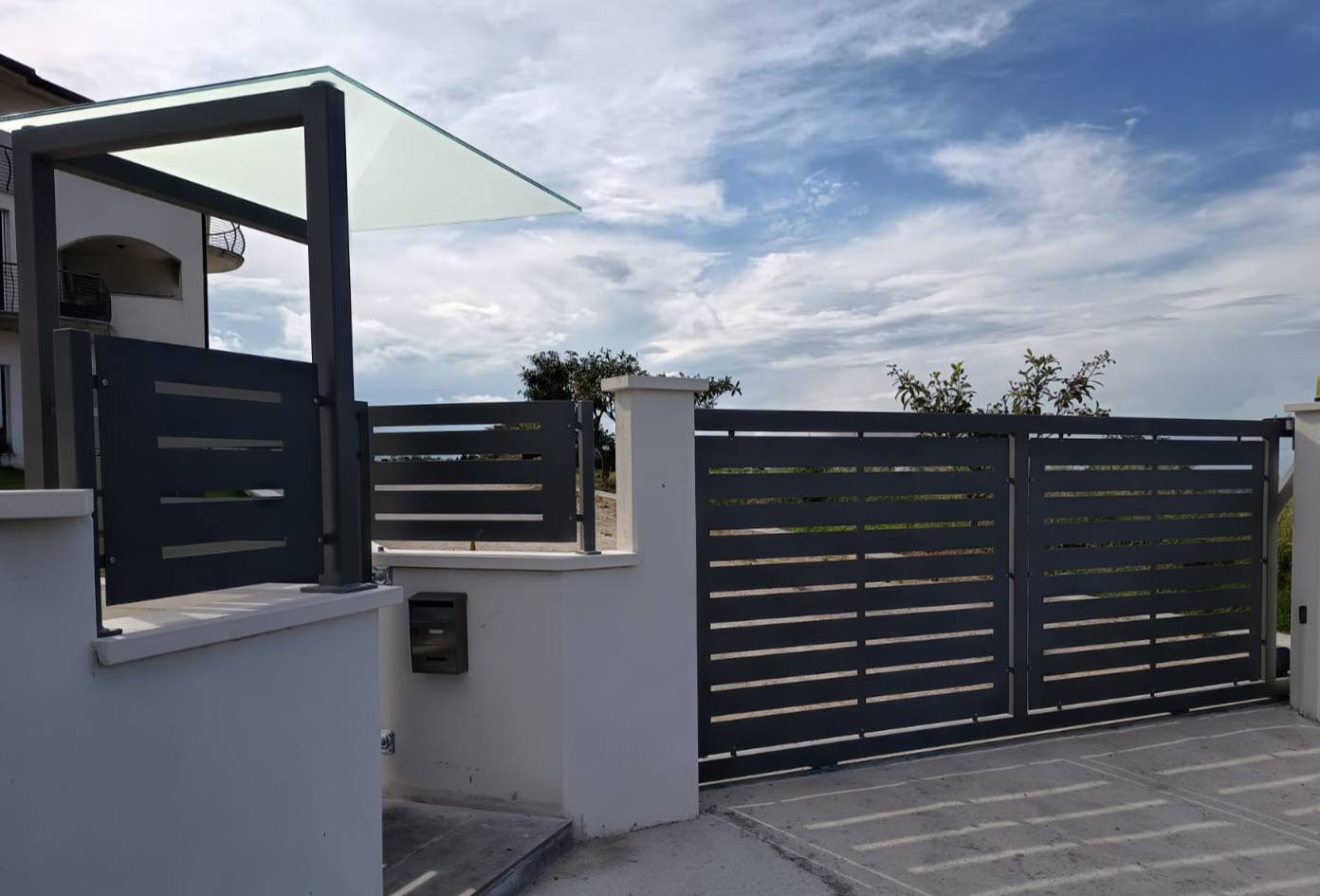 Trattamenti applicati: Zincatura a caldo e verniciatura nei forni a polvere.