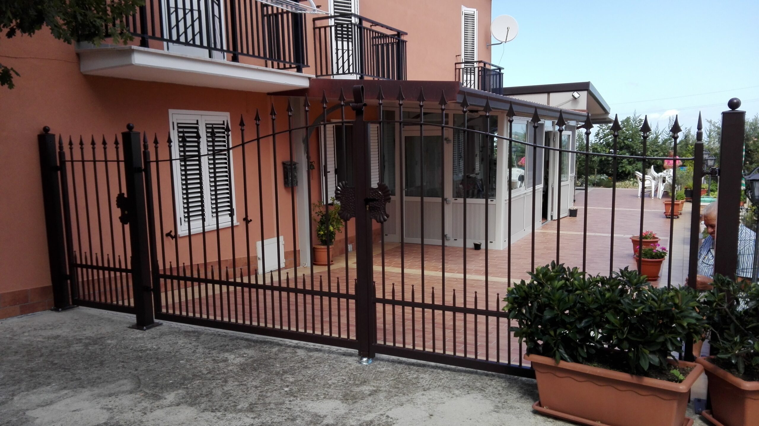 Trattamenti applicati: Zincatura a caldo e verniciatura nei forni a polvere.