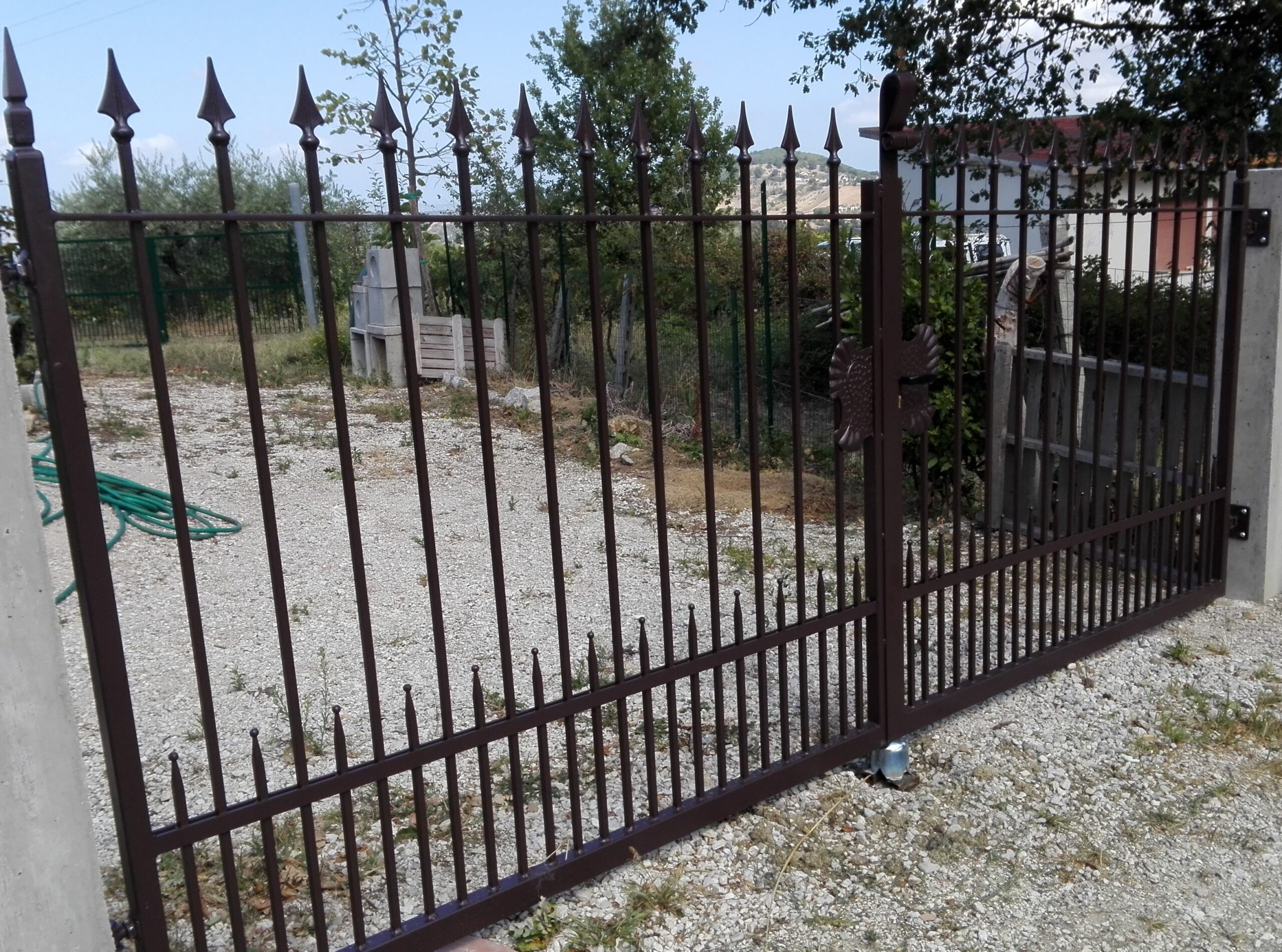 Trattamenti applicati: Zincatura a caldo e verniciatura nei forni a polvere.