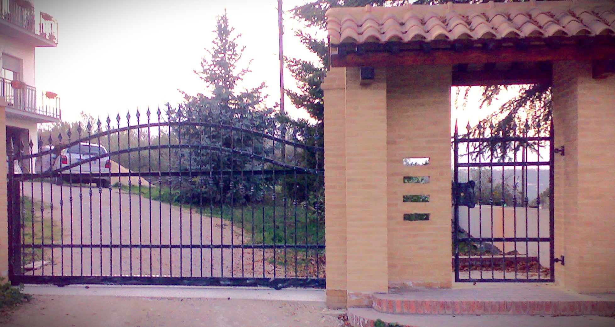 Trattamenti applicati: Zincatura a caldo e verniciatura nei forni a polvere.