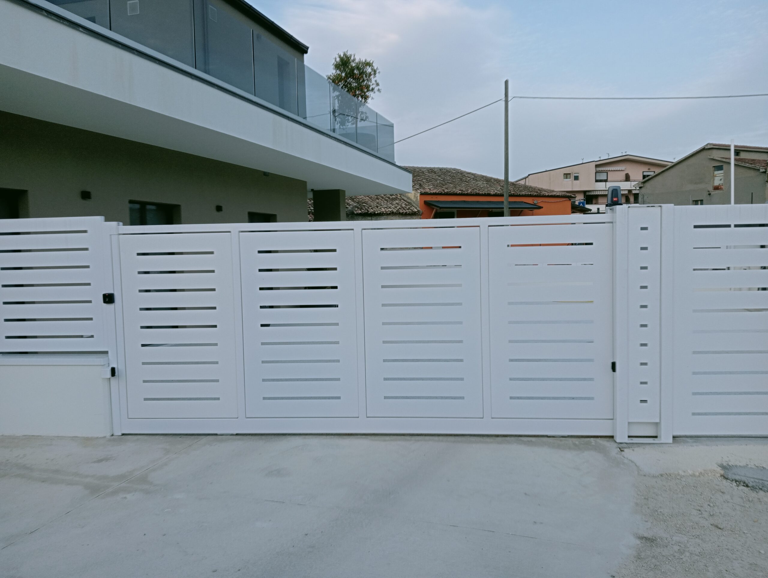 Trattamenti applicati: Zincatura a caldo e verniciatura nei forni a polvere.