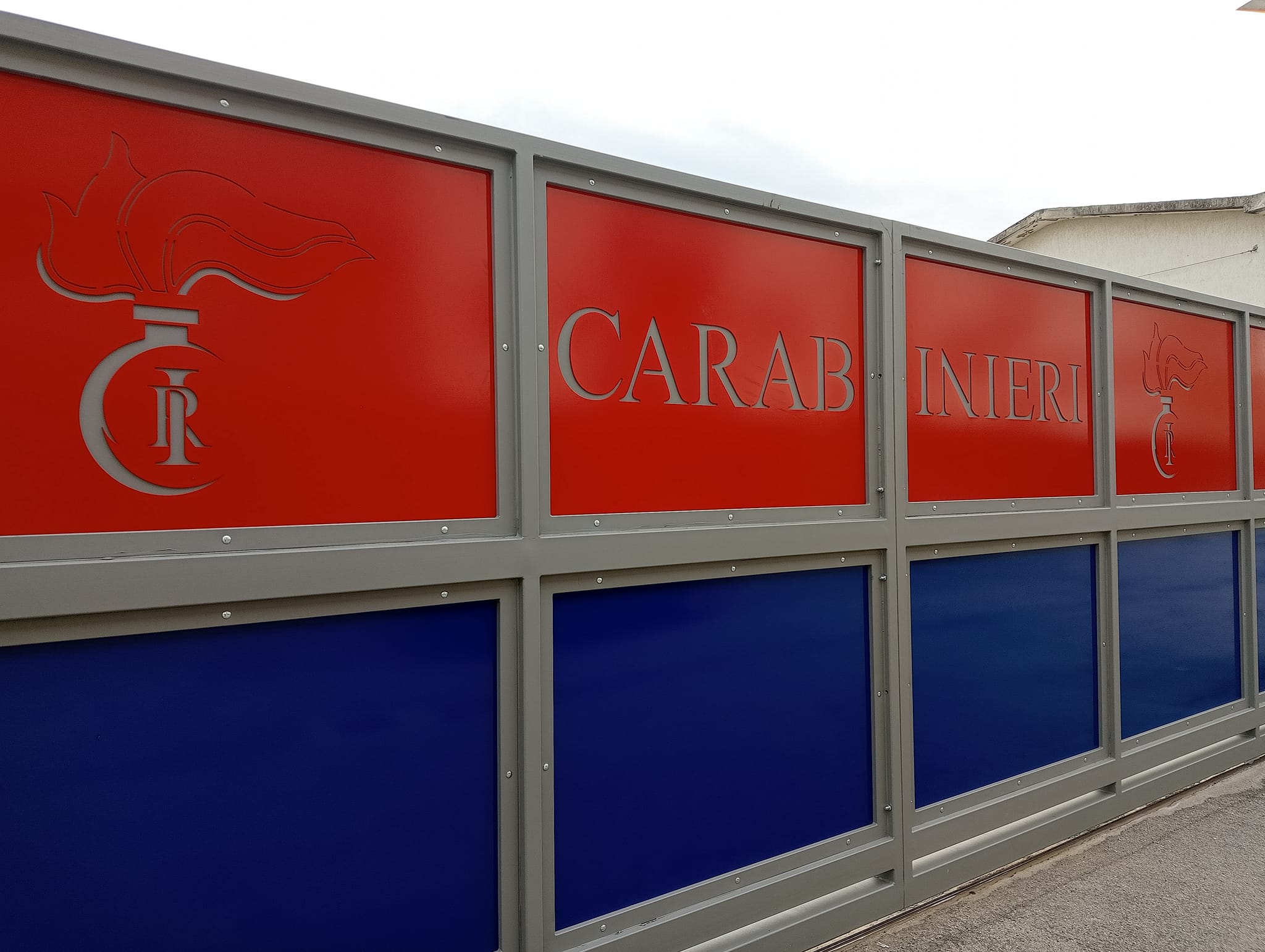 Trattamenti applicati: Zincatura a caldo e verniciatura nei forni a polvere.