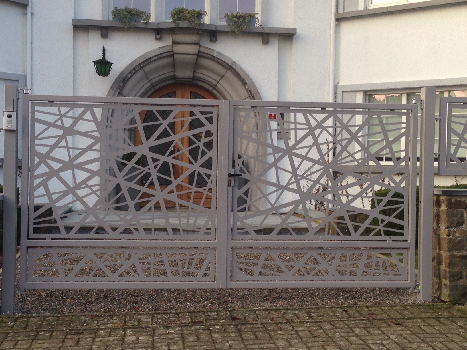 Trattamenti applicati: Zincatura a caldo e verniciatura nei forni a polvere.