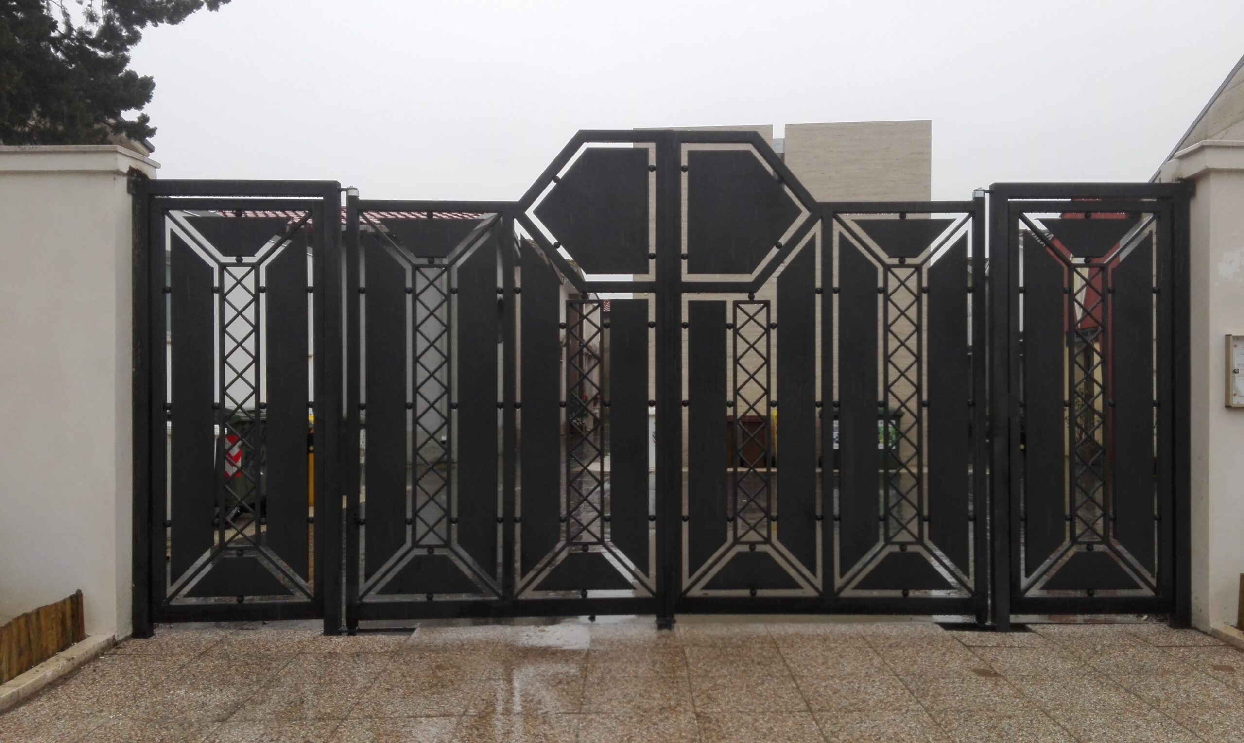 Trattamenti applicati: Zincatura a caldo e verniciatura nei forni a polvere.