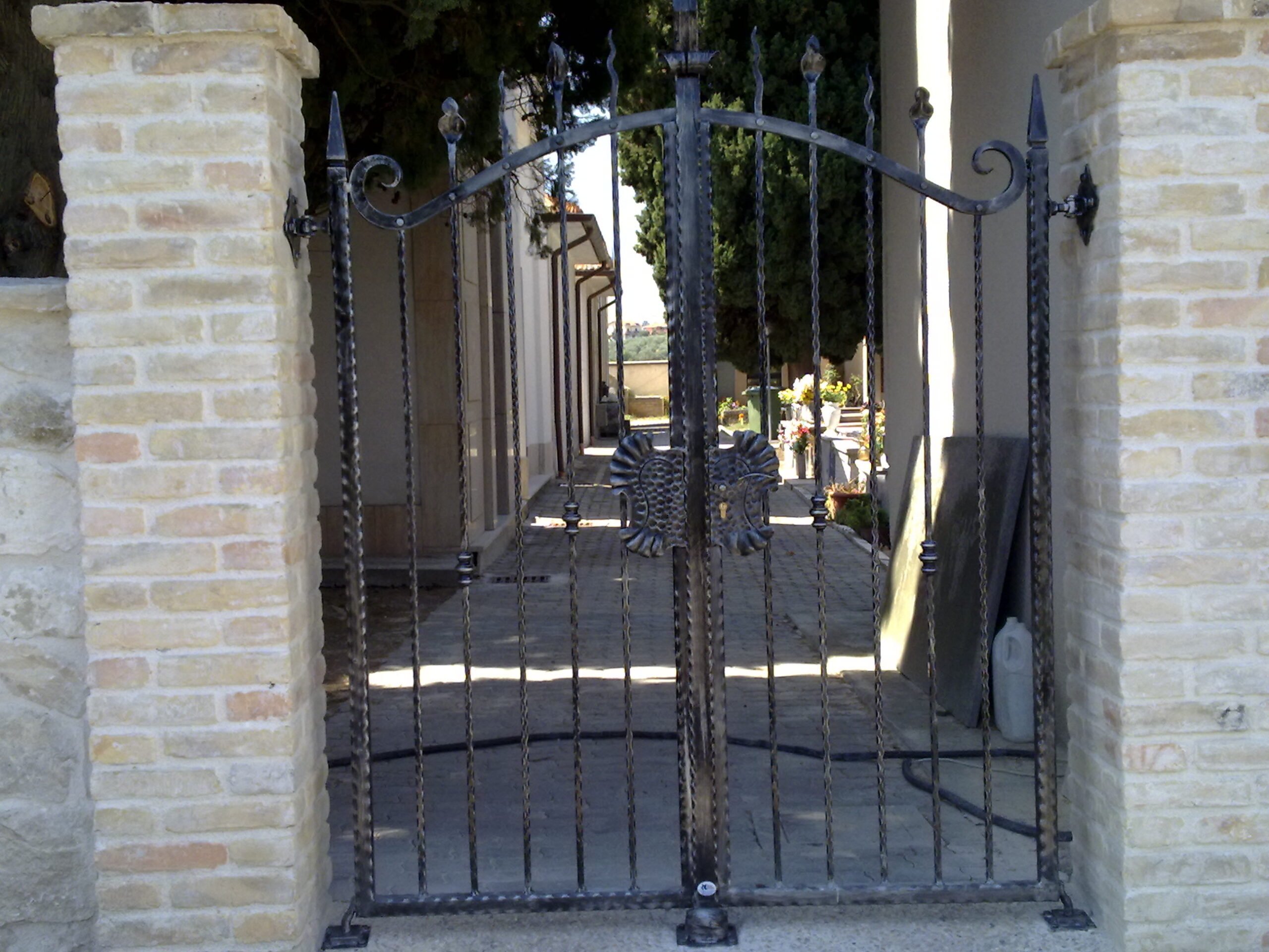 Trattamenti applicati: Zincatura a caldo e verniciatura nei forni a polvere.