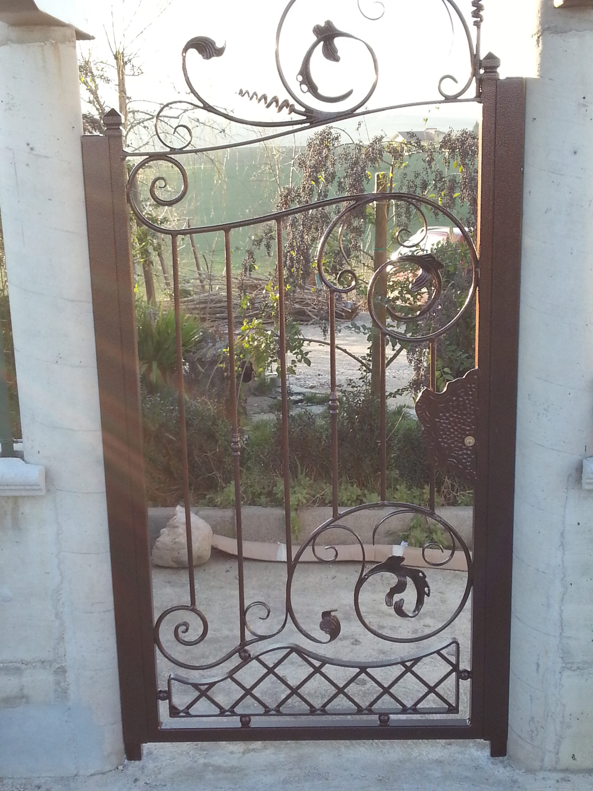 Trattamenti applicati: Zincatura a caldo e verniciatura nei forni a polvere.