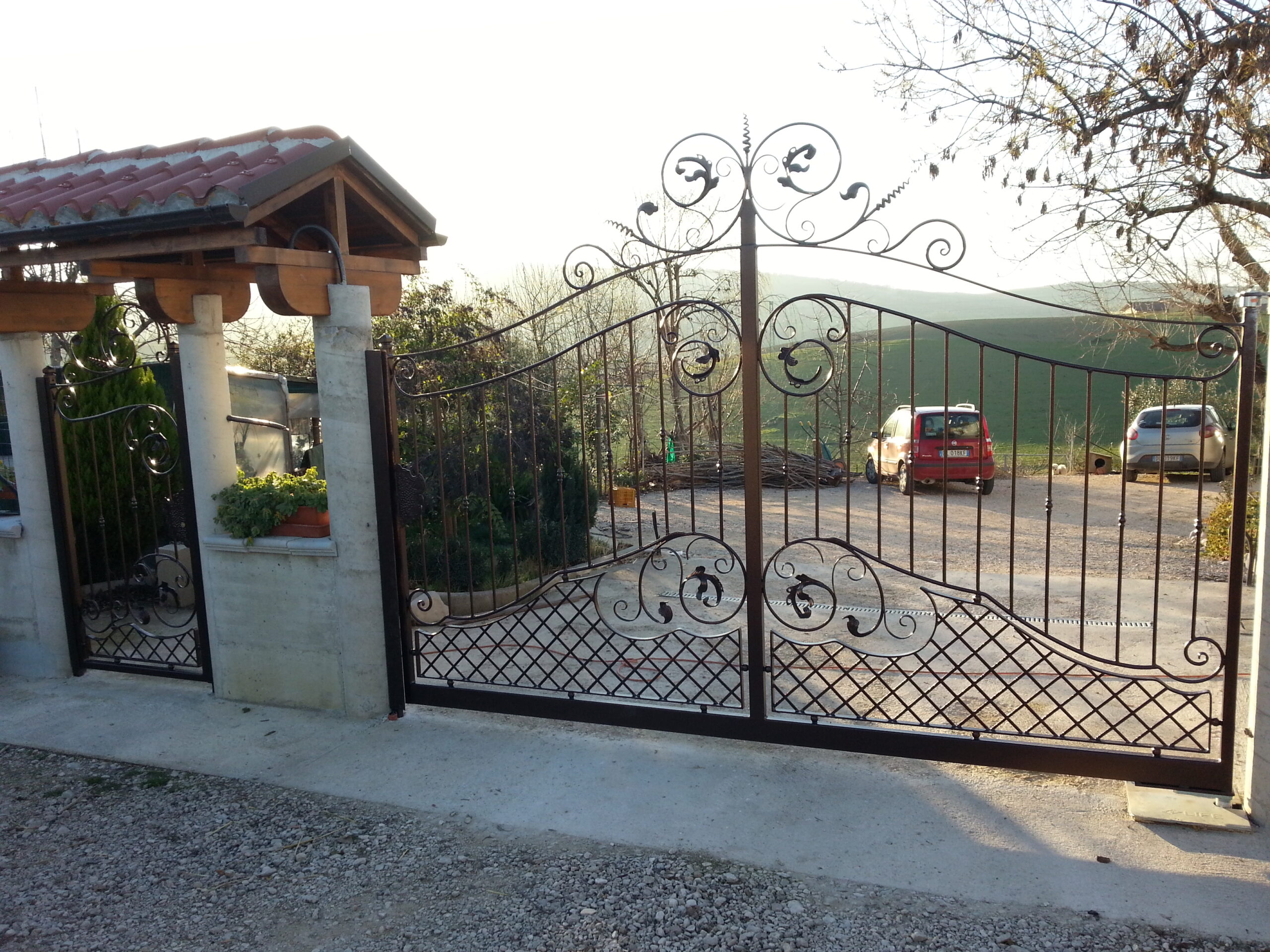 Trattamenti applicati: Zincatura a caldo e verniciatura nei forni a polvere.