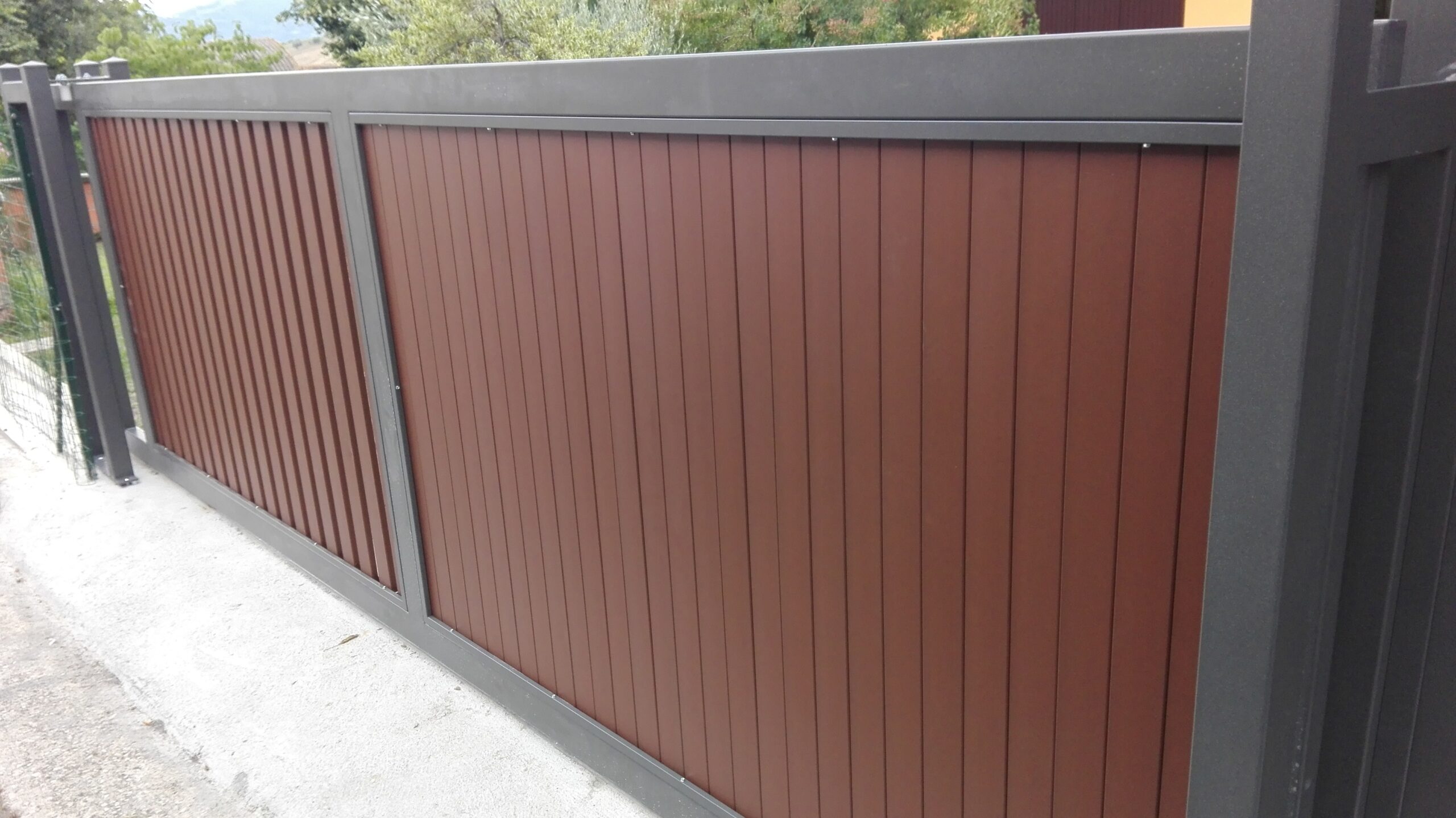 Trattamenti applicati: Zincatura a caldo e verniciatura nei forni a polvere.