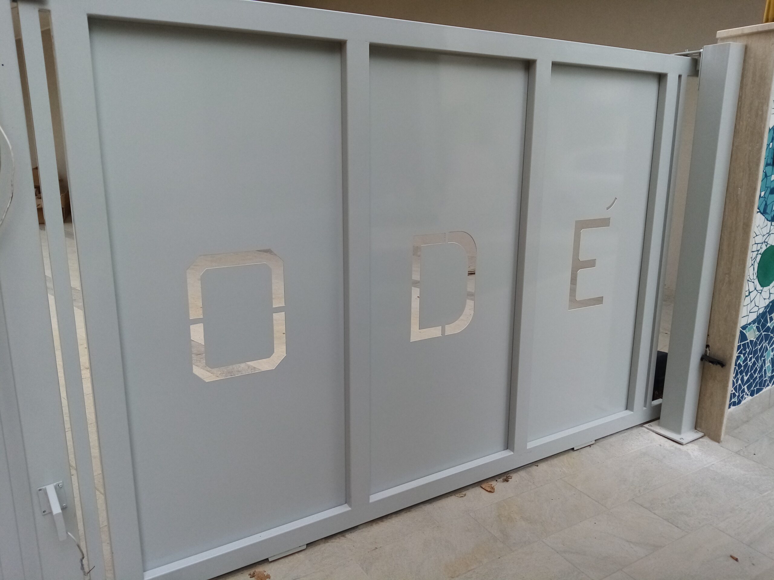 Trattamenti applicati: Zincatura a caldo e verniciatura nei forni a polvere.