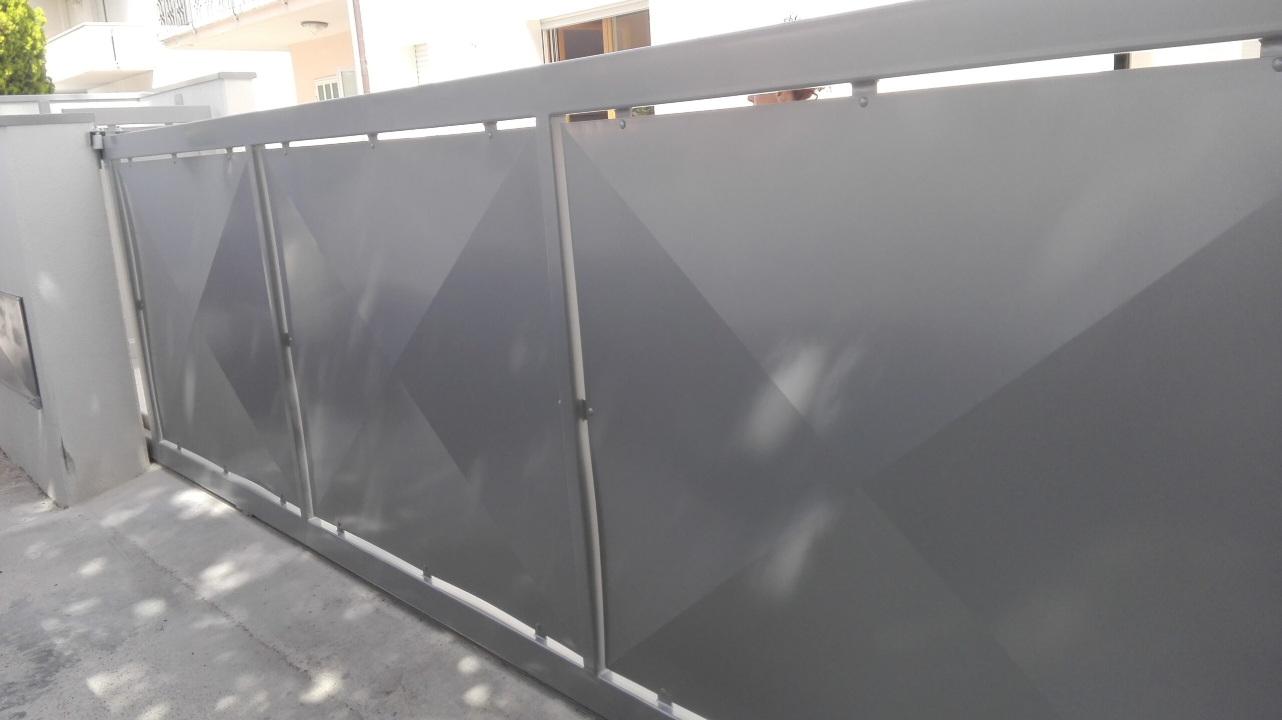 Trattamenti applicati: Zincatura a caldo e verniciatura nei forni a polvere.