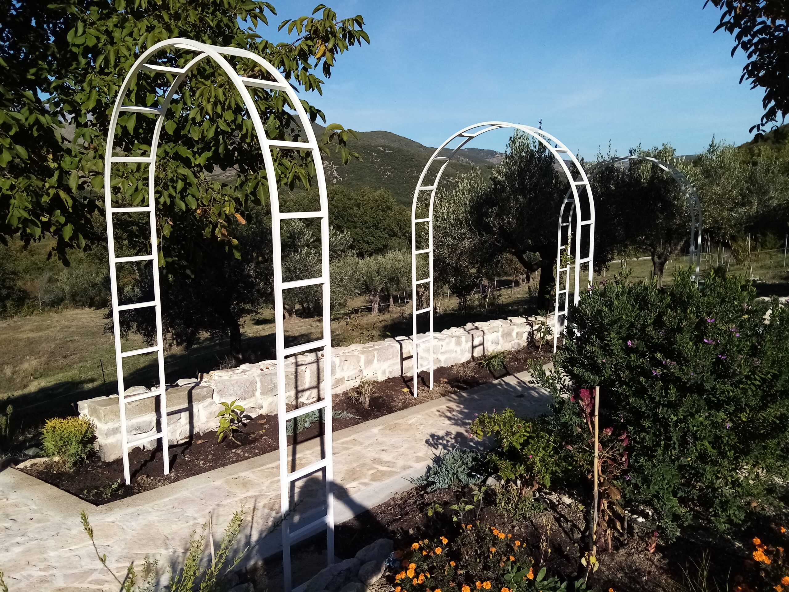 RC-47F – Realizzazione archi alloggiamento fiori e piante – abitazione privata.