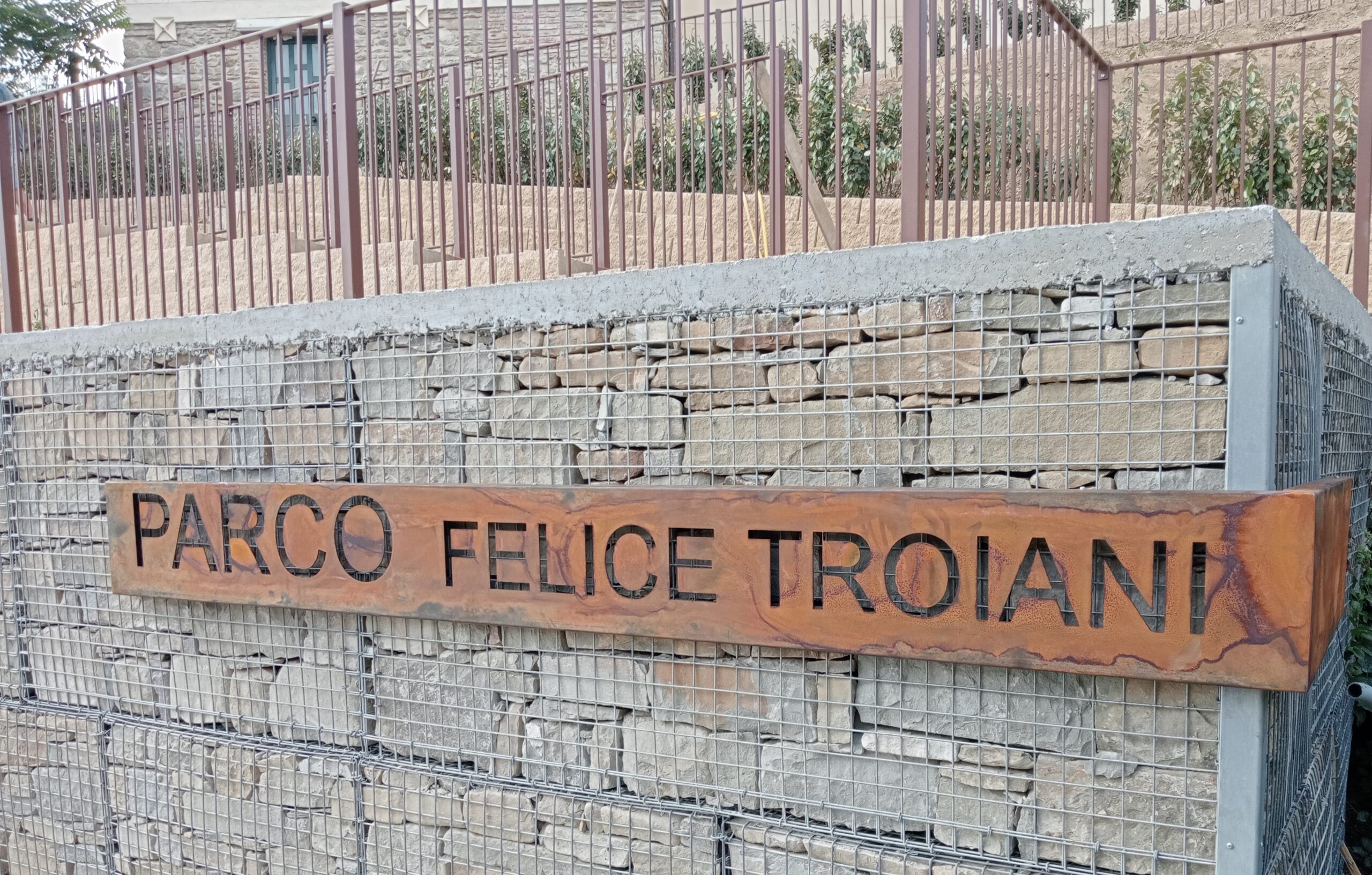 RC-50S – Scritta/Insegna in corten – Parco Felice Troiani in Capitignano (AQ).