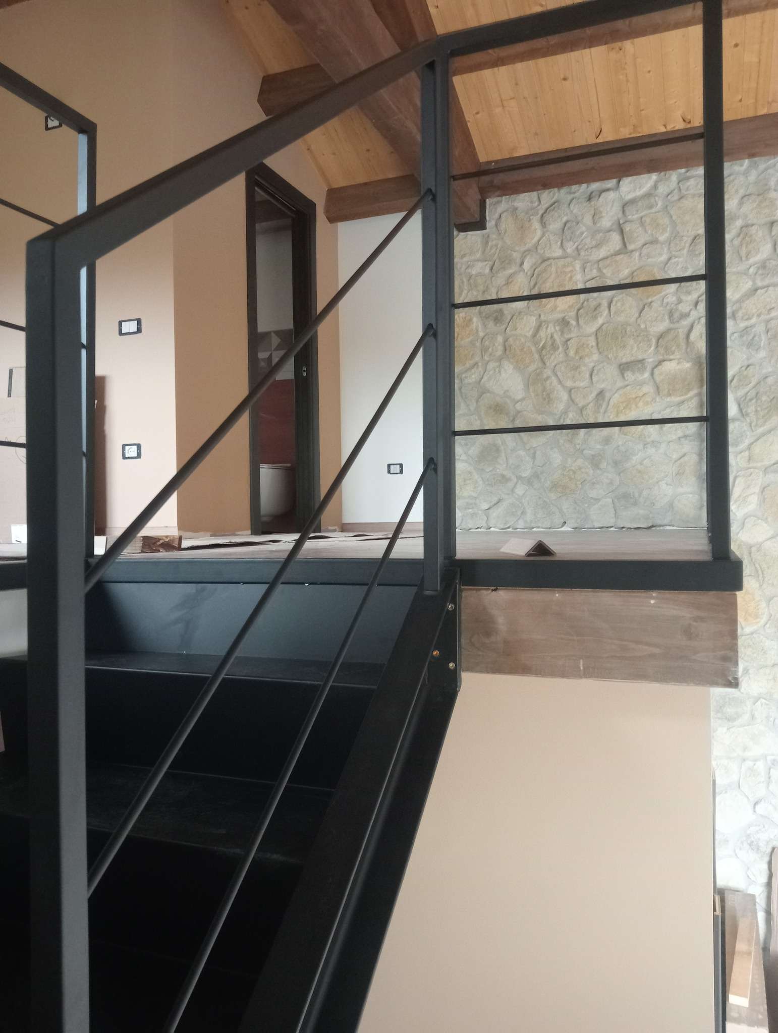 RC-52SI – Realizzazione Soppalco, Scala con gradini in lamiera e Ringhiere.