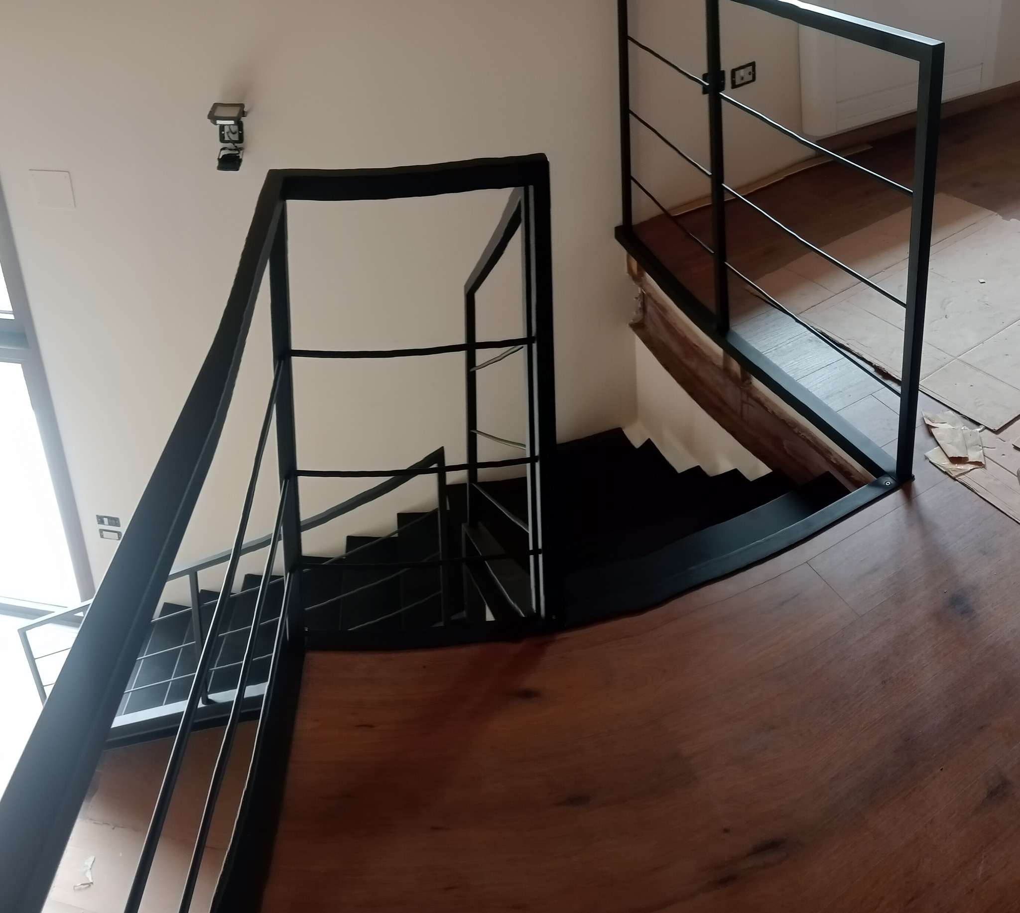 RC-52SI – Realizzazione Soppalco, Scala con gradini in lamiera e Ringhiere.