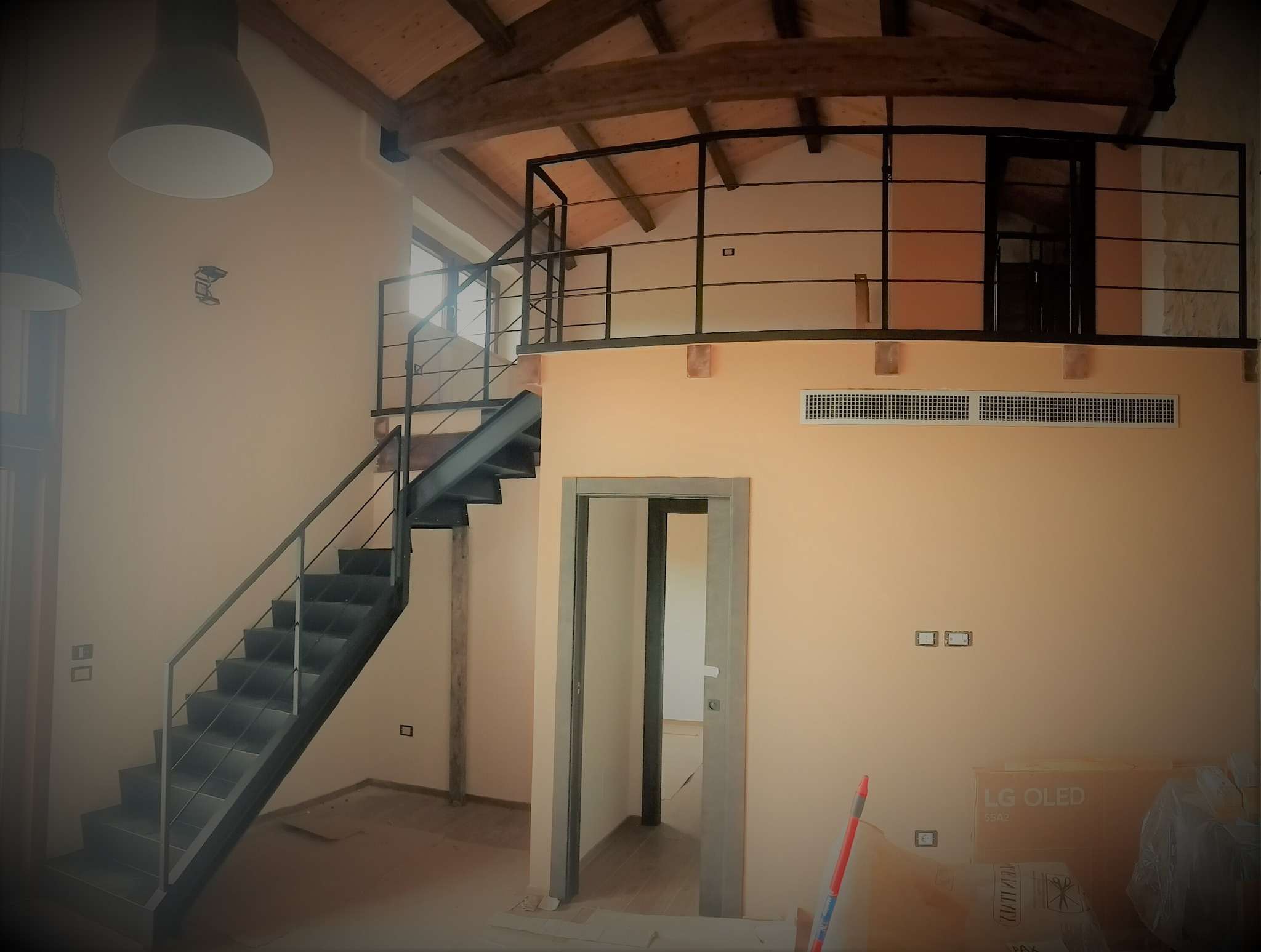 RC-52SI – Realizzazione Soppalco, Scala con gradini in lamiera e Ringhiere.