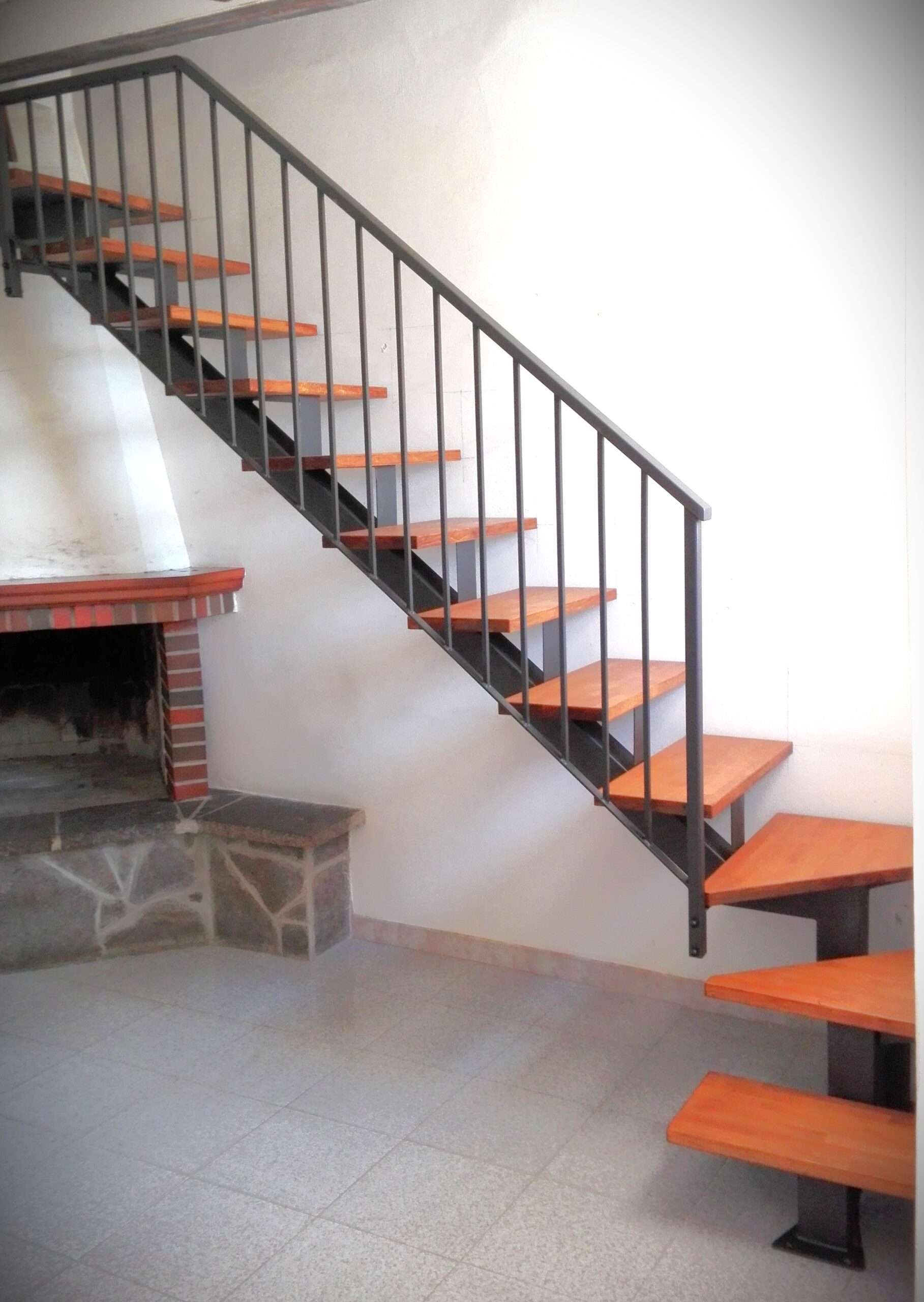 RC-69SI – Realizzazione scala con struttura in ferro e pedate in legno.