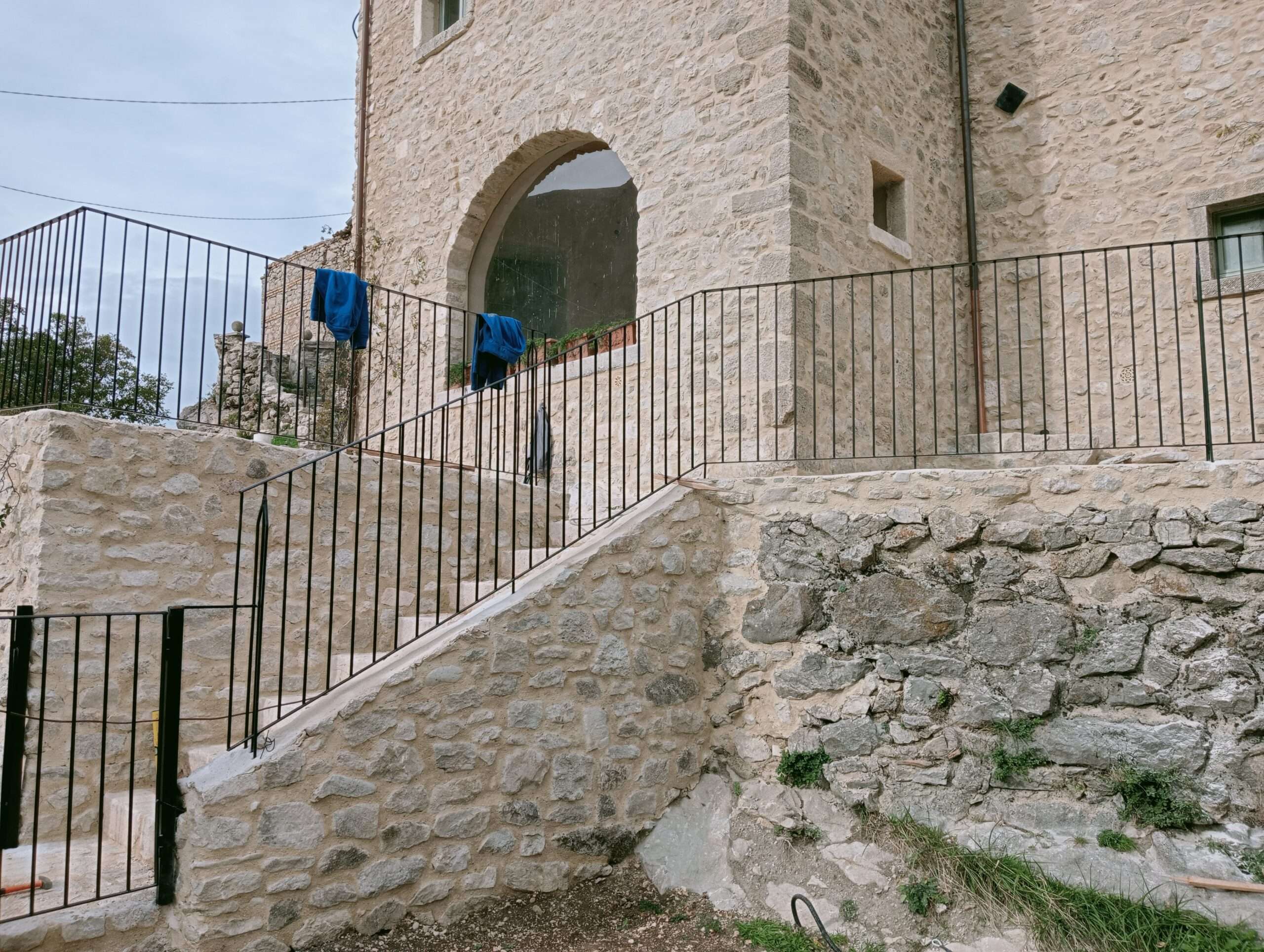 RC-83RE – Recinzioni lungo la strada comunale in Roccacaramanico – Sant’Eufemia a Maiella (PE).