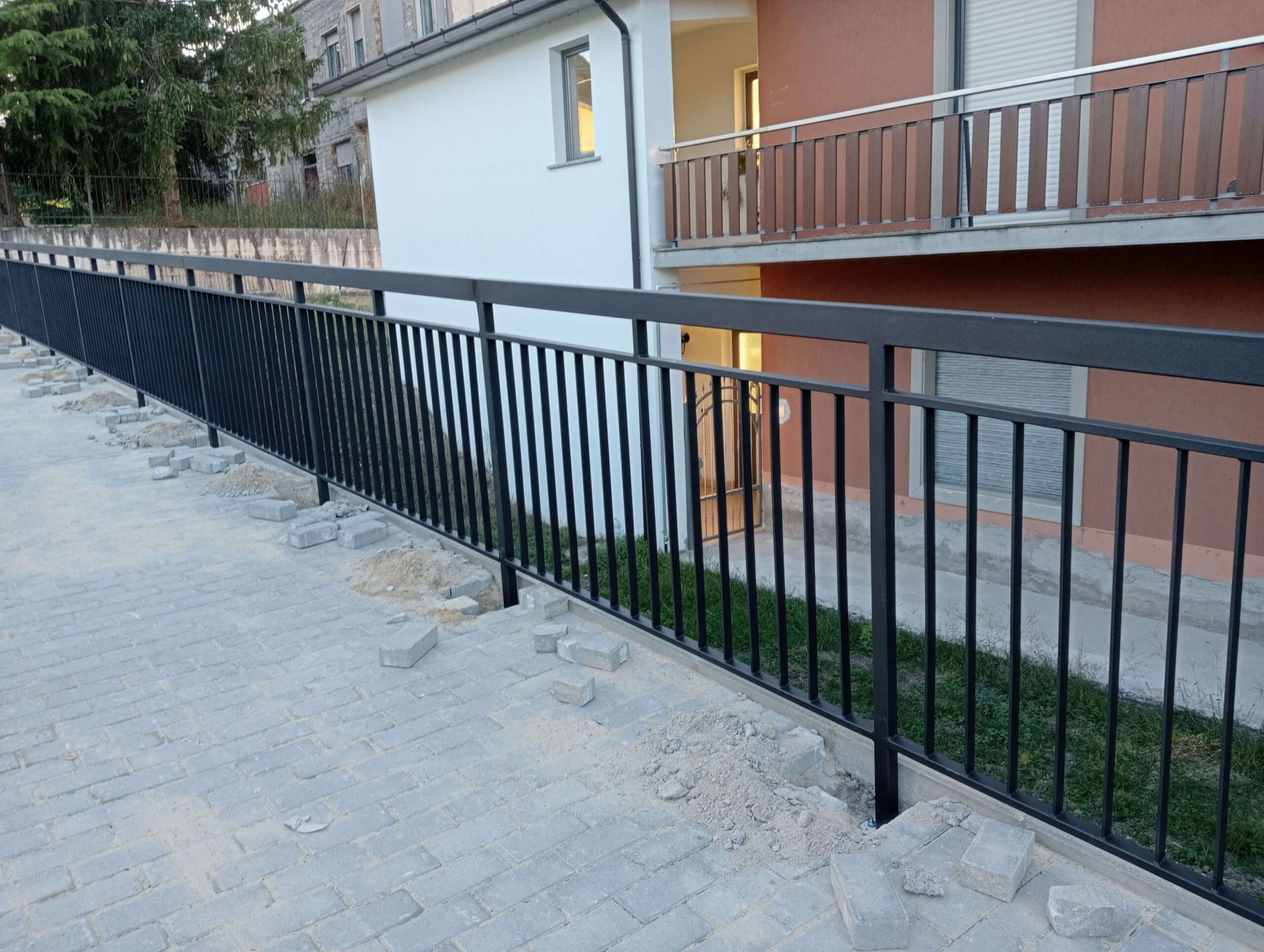 RC-86RE – Recinzioni in ferro – strada comunale in Rosello (CH).