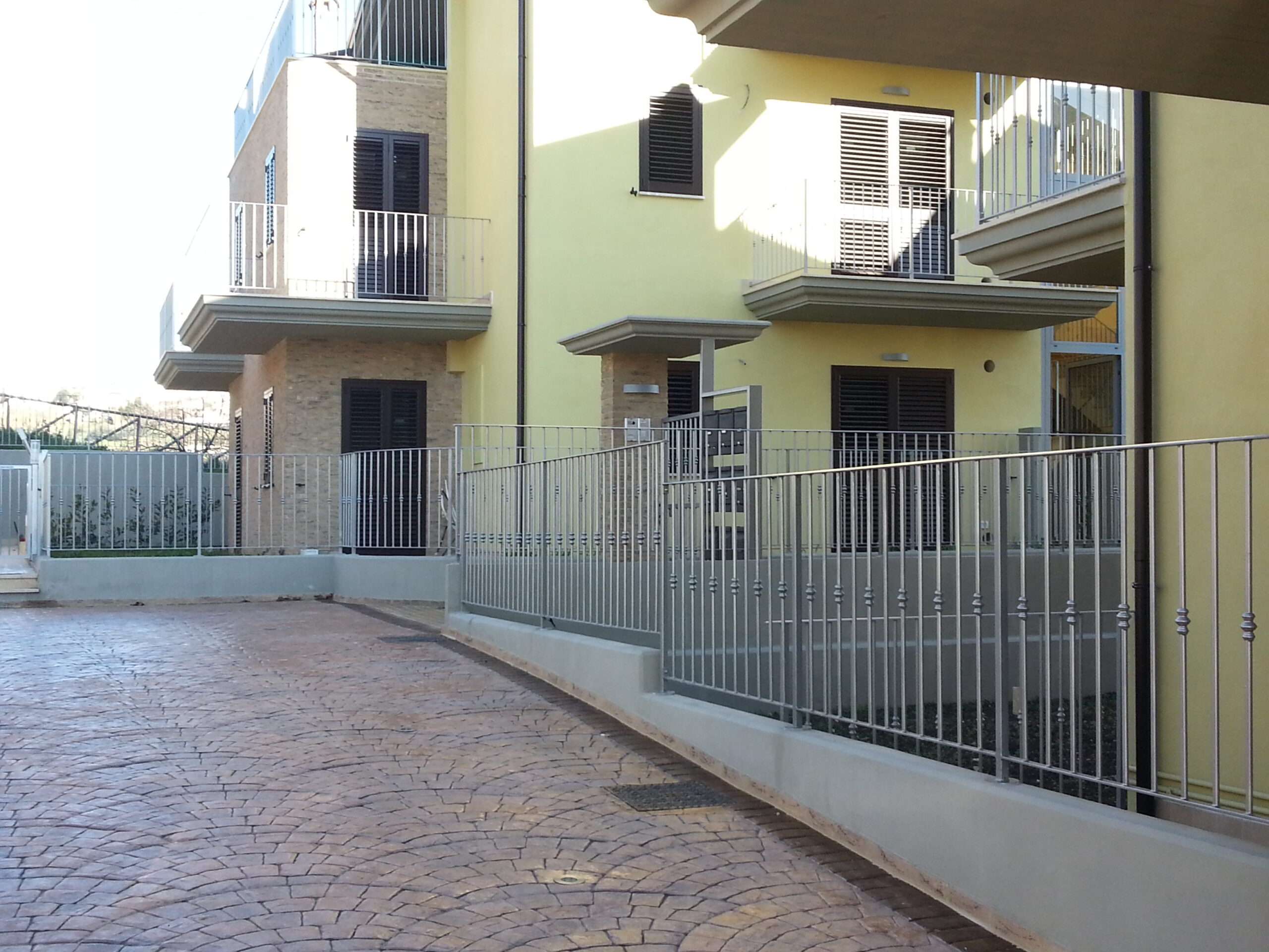 RC-87RE – Recinzioni e Ringhiere per balconi – Condominio in Mozzagrogna (CH).
